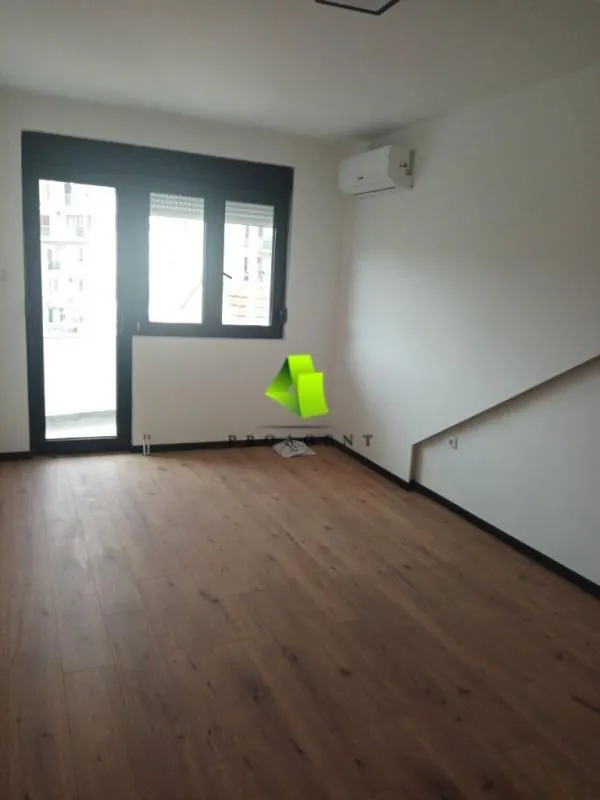 Rent, office space, 85m², Medijana, Niš