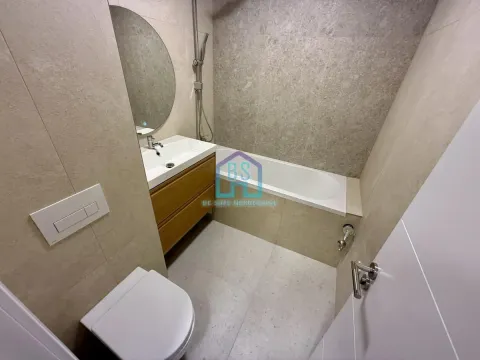 Savremeno opremljeno kupatilo sa kadom, umivaonikom i toaletom. - image 16
