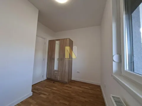 Small room with a wooden wardrobe and parquet flooring. - image 8