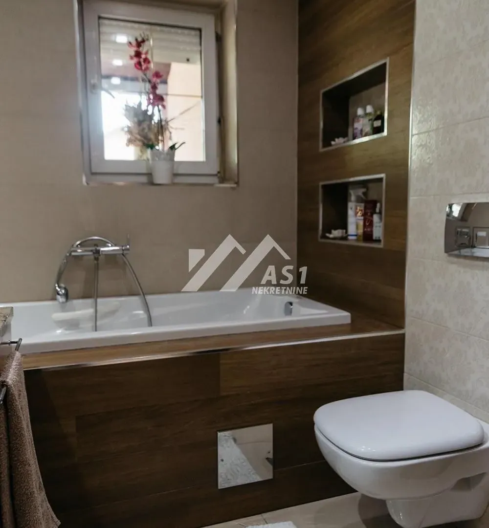 Izdavanje, četvorosoban stan, 120m², Lipov gaj, Novi Sad Sve Podlokacije