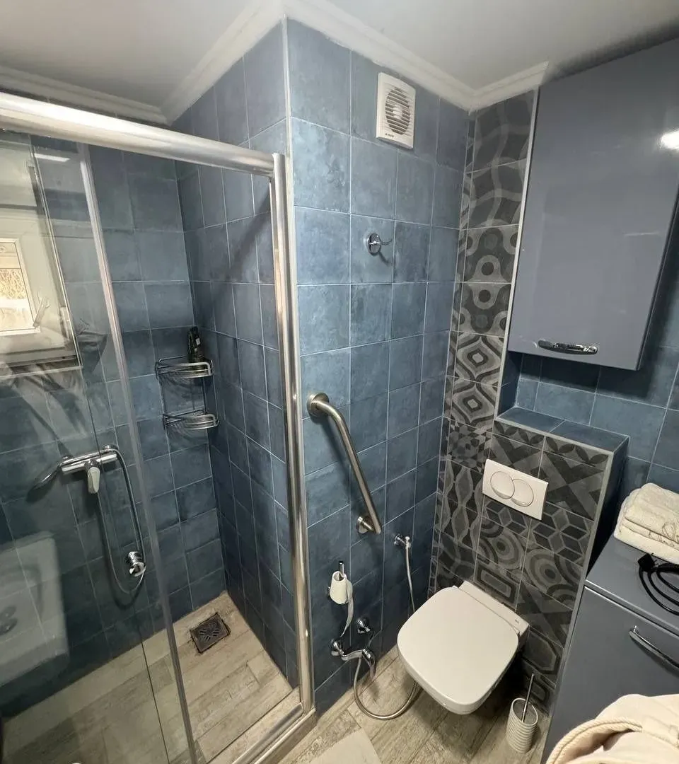Izdavanje, dvosoban stan, 75m², Centar, Tivat