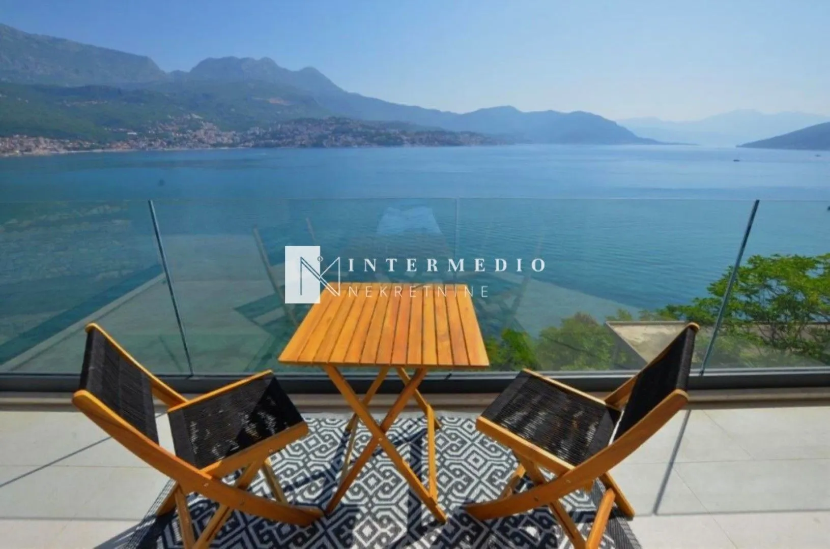 Prodaja, dvosoban stan, 61m², Njivice, Herceg Novi