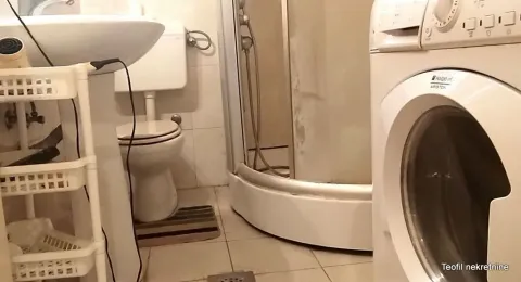 Kupatilo opremljeno sanitarijama, tuš kabinom i veš mašinom. - image 7