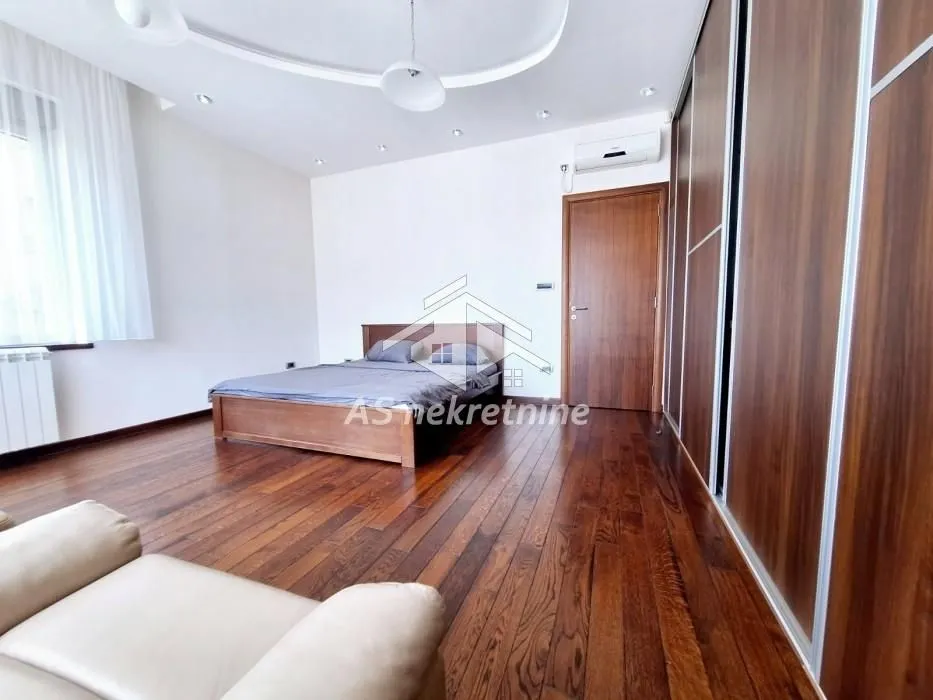 Izdavanje, četvorosoban stan, 135m², Savski Venac, Beograd