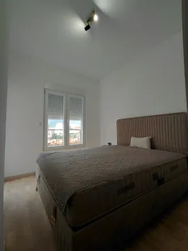 Svijetla spavaća soba sa bračnim krevetom i prozorom. - image 9