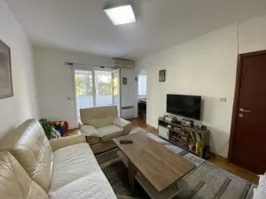 Izdavanje, dvosoban stan, 70m², Centar, Podgorica