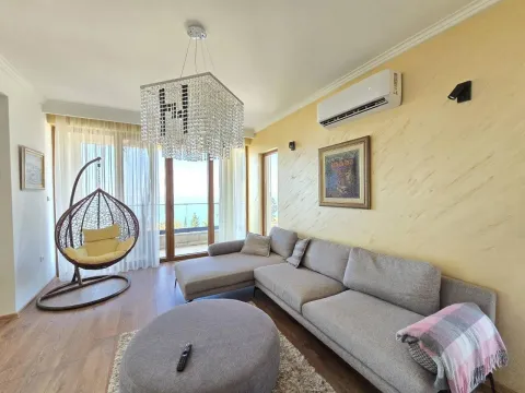 Dnevna soba sa ugaonom garniturom, visećom foteljom i izlazom na terasu. - image 8
