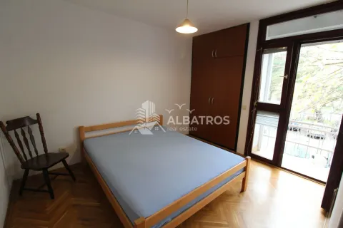 Spavaća soba sa bračnim krevetom, drvenim ormarom i izlazom na terasu. - image 6