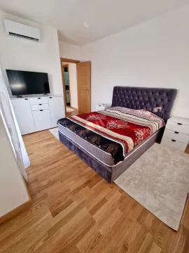 Namještena spavaća soba sa bračnim krevetom, komodom i televizorom. - image 8