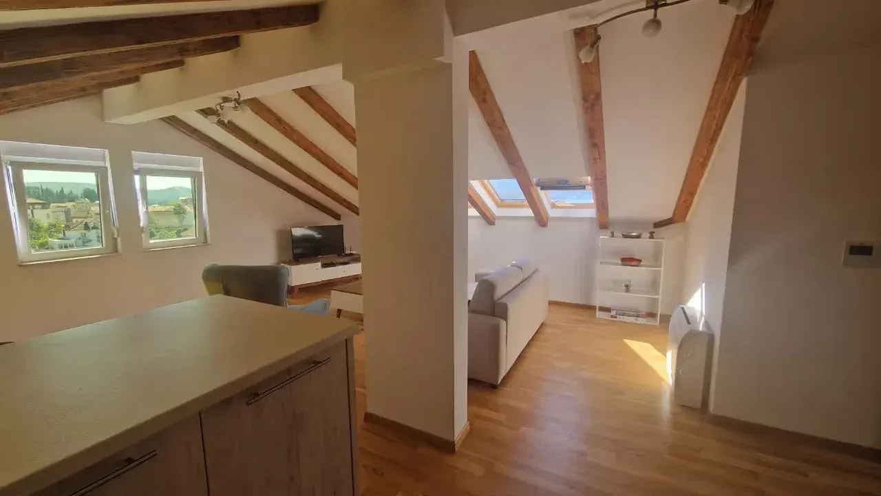 Izdavanje, stan, 88m², Tivat, Crna Gora