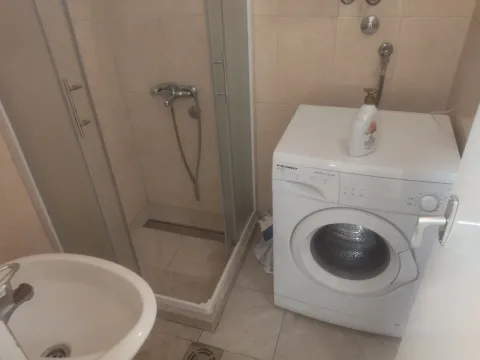 Manje kupatilo sa tuš kabinom i veš mašinom. - image 7