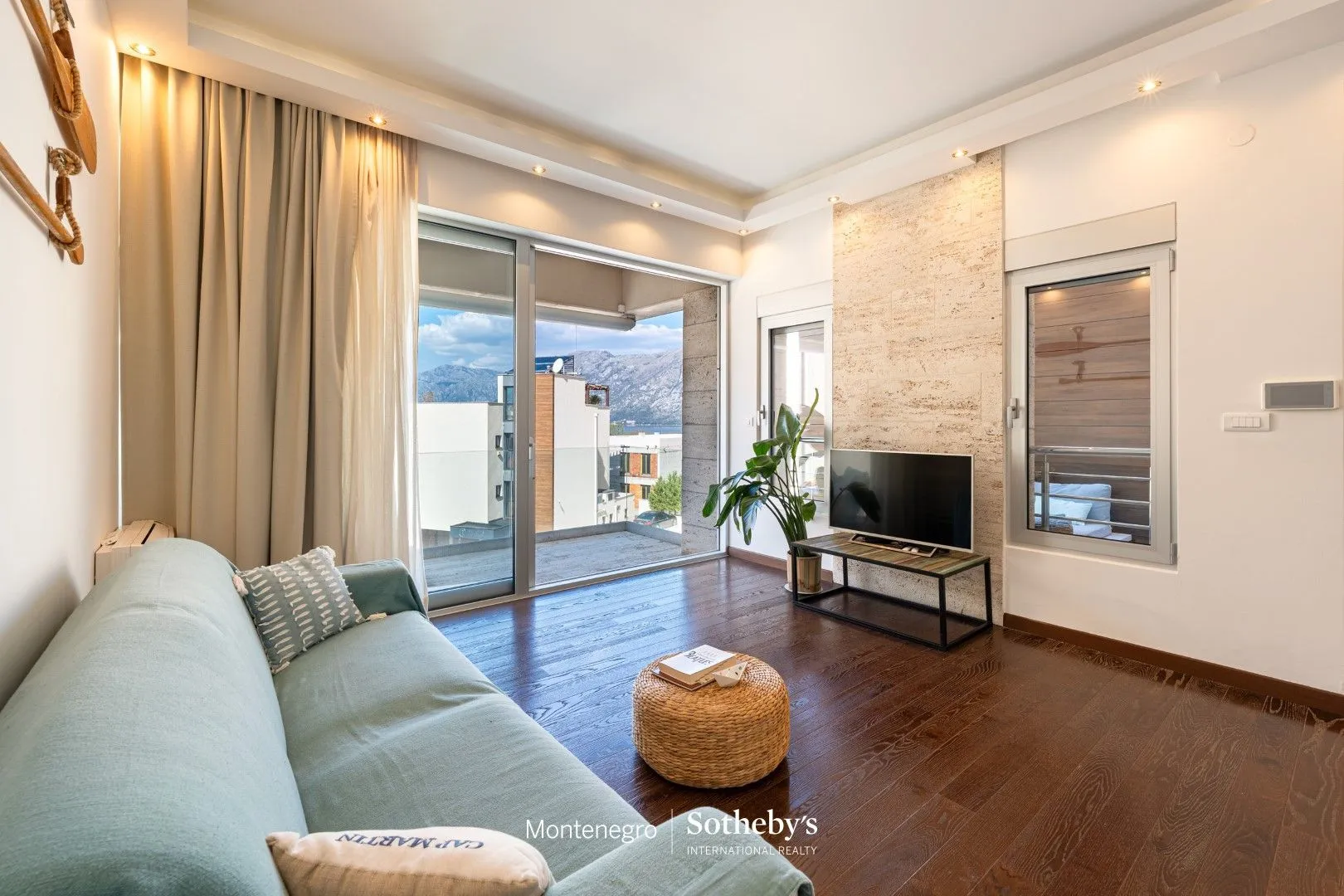 Sale, two bedroom apartment, 82m², Dobrota, Kotor