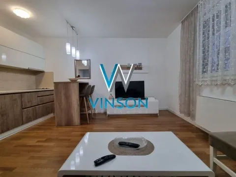 Dnevni boravak sa trpezarijskim delom i kuhinjom u pozadini. - image 2
