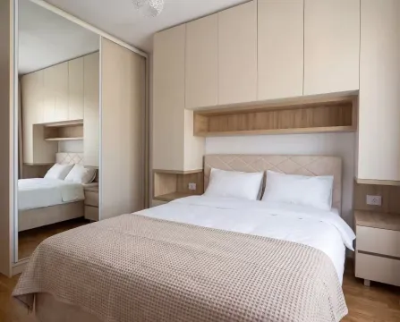 Namještena spavaća soba sa bračnim krevetom, ugradnim plakarima i ogledalom. - image 3