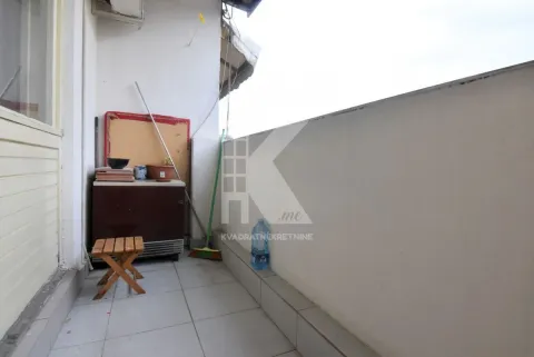 Manji popločani balkon sa ormarićem i drvenom stolicom. - image 8