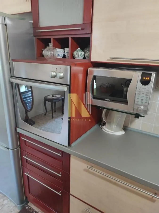 Izdavanje, trosoban stan, 55m², Centar, Novi Sad