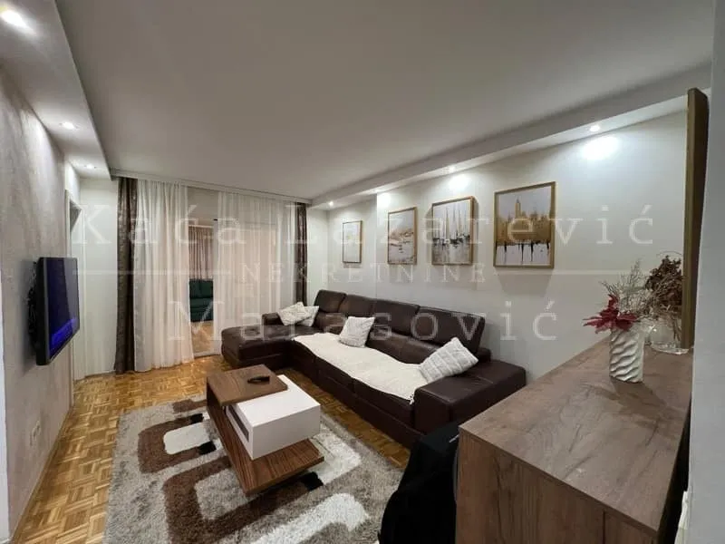 Izdavanje, trosoban stan, 74m², Cerak, Beograd