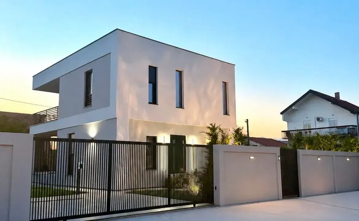 Sale, house, 225m², Gornja Gorica, Podgorica