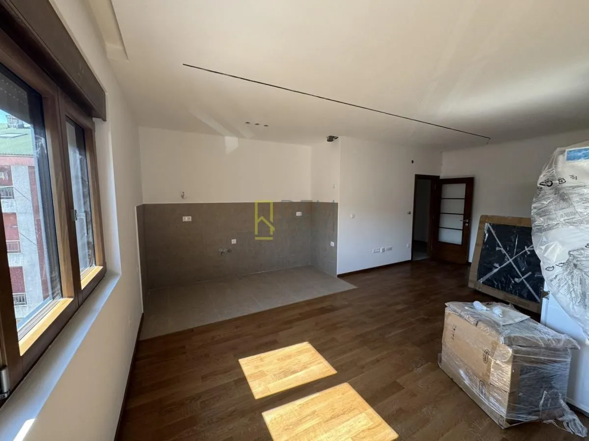 Izdavanje, trosoban stan, 82m², Vezirov Most, Podgorica