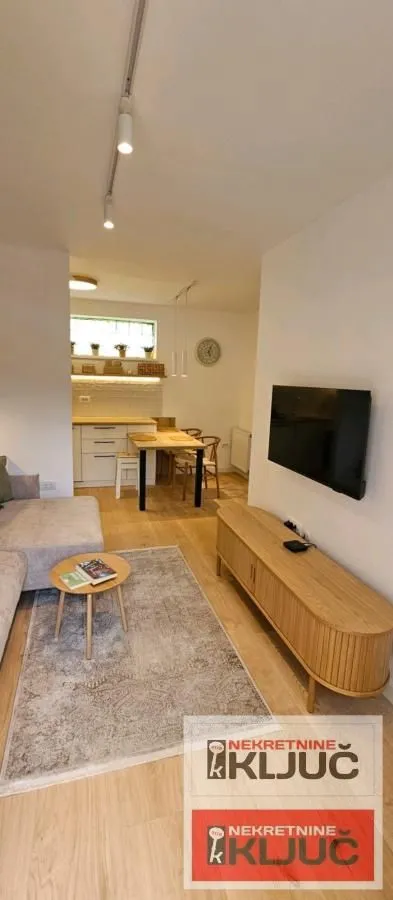 Izdavanje, jednosoban stan, 38m², Centar, Novi Sad