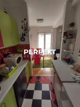 Pogled iz kuhinje prema trpezariji sa izlazom na terasu. - image 15