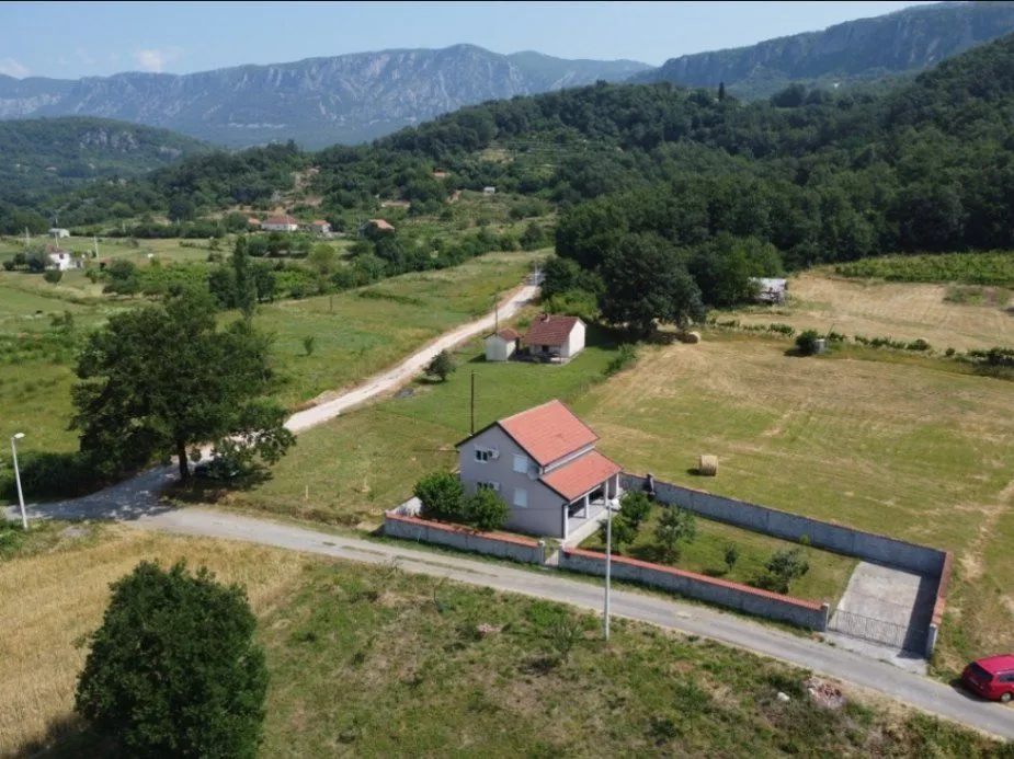 Prodaja, kuća, 130m², Piperi, Podgorica