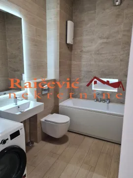 Moderno kupatilo opremljeno tuš kadom, umivaonikom i veš mašinom. - image 6