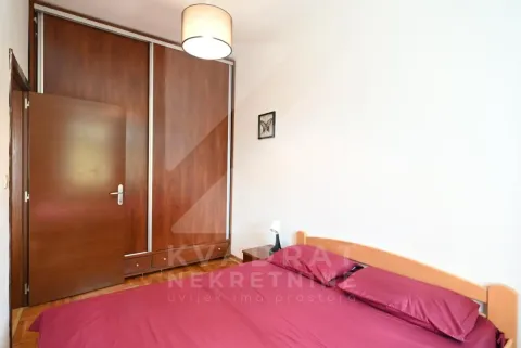 Spavaća soba sa bračnim krevetom i ugradnim ormarom. - image 11