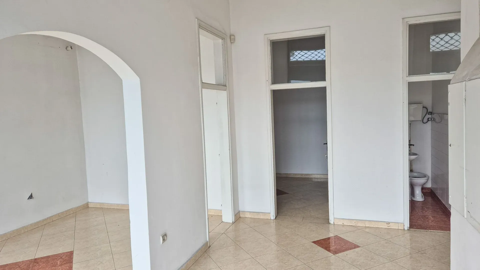 Izdavanje, poslovni prostor, 122m², Drpe Mandića, Podgorica