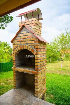 Zidani roštilj od cigle u dvorištu kuće. - image 9