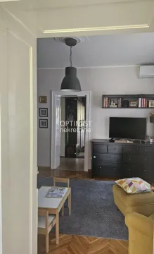 Dnevna soba sa televizorom, komodom i garniturom za sedenje. - image 2