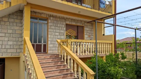 Spoljašnji izgled kuće sa stepeništem i terasom. - image 2