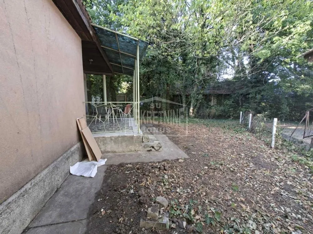 Pogled na dvorište i natkrivenu terasu kuće.