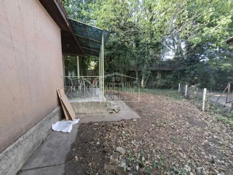 Pogled na dvorište i natkrivenu terasu kuće. - image 9