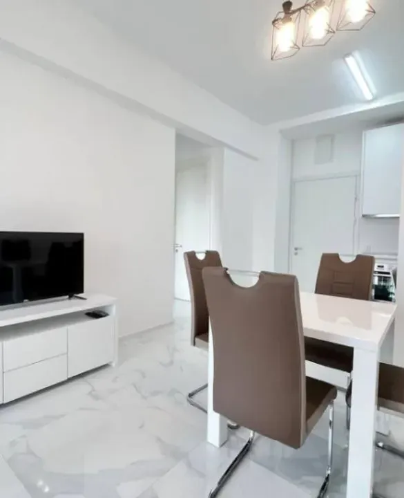 Izdavanje, dvosoban stan, 70m², Bečići, Budva