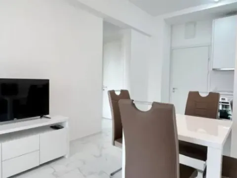 Izdavanje, dvosoban stan, 70m², Bečići, Budva - image 1