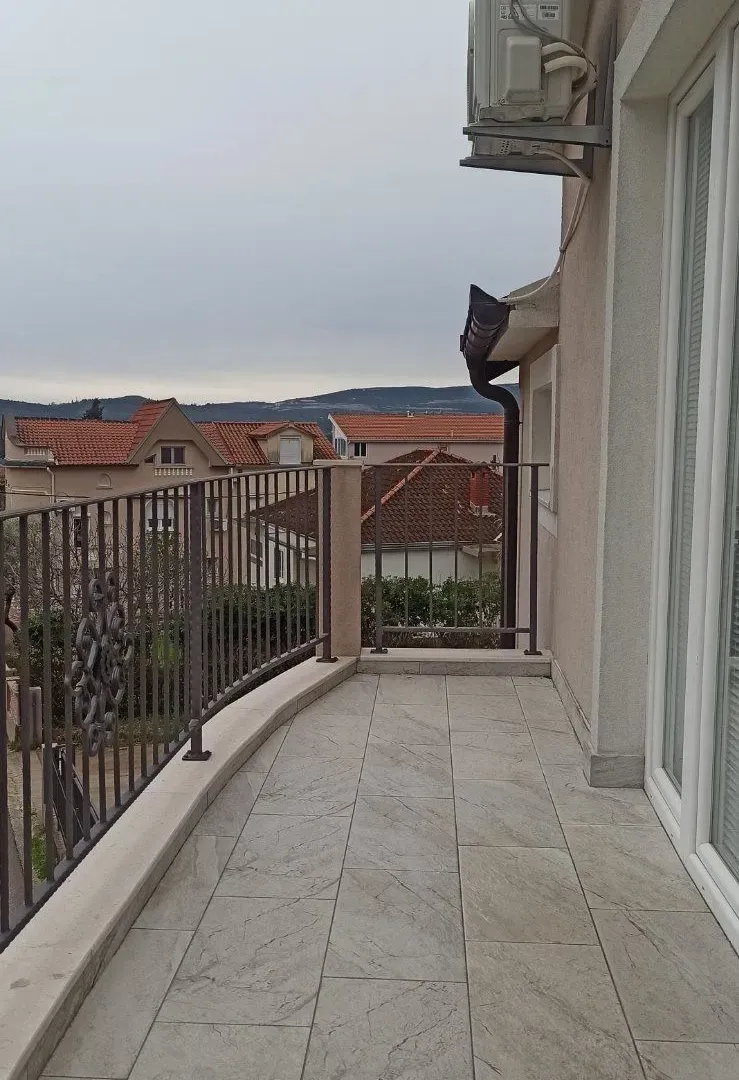 Izdavanje, jednosoban stan, 75m², Dumidran, Tivat