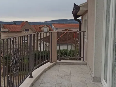 Rent, one bedroom apartment, 75m², Dumidran, Tivat - image 10