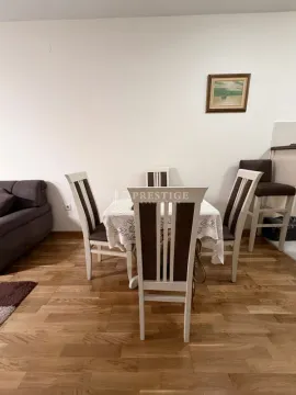 Trpezarija sa stolom i stolicama u sklopu dnevnog boravka. - image 4