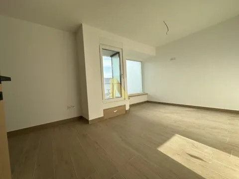 Prazna svetla soba sa drvenim podom i prozorima. - image 21