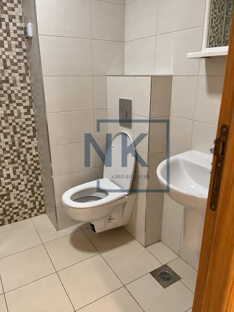 Smaller bathroom with a toilet and a washbasin.