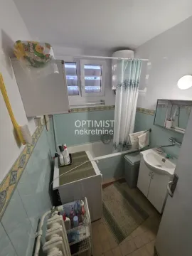 Manje kupatilo opremljeno kadom, umivaonikom i veš mašinom. - image 4