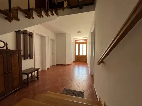 Izdavanje, kuća, 200m², Tološi, Podgorica - image 18