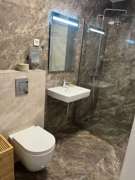Moderne kupatilo sa tuš kabinom, umivaonikom i wc šoljom. - image 10