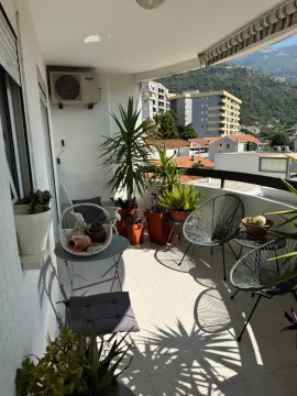 Namješten balkon sa garniturom za sjedenje i pogledom na okolinu. - image 3