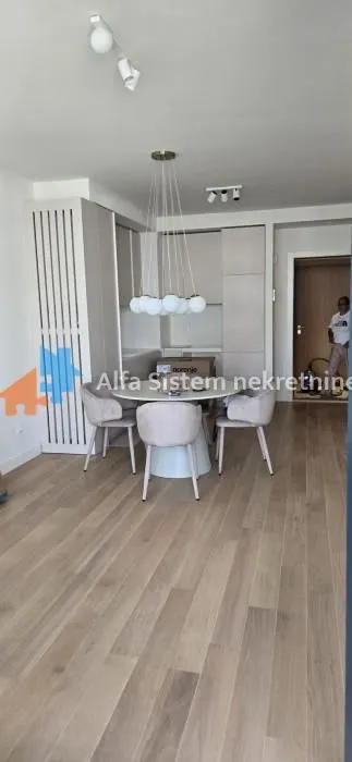 Izdavanje, trosoban stan, 74m², Savski Venac, Beograd