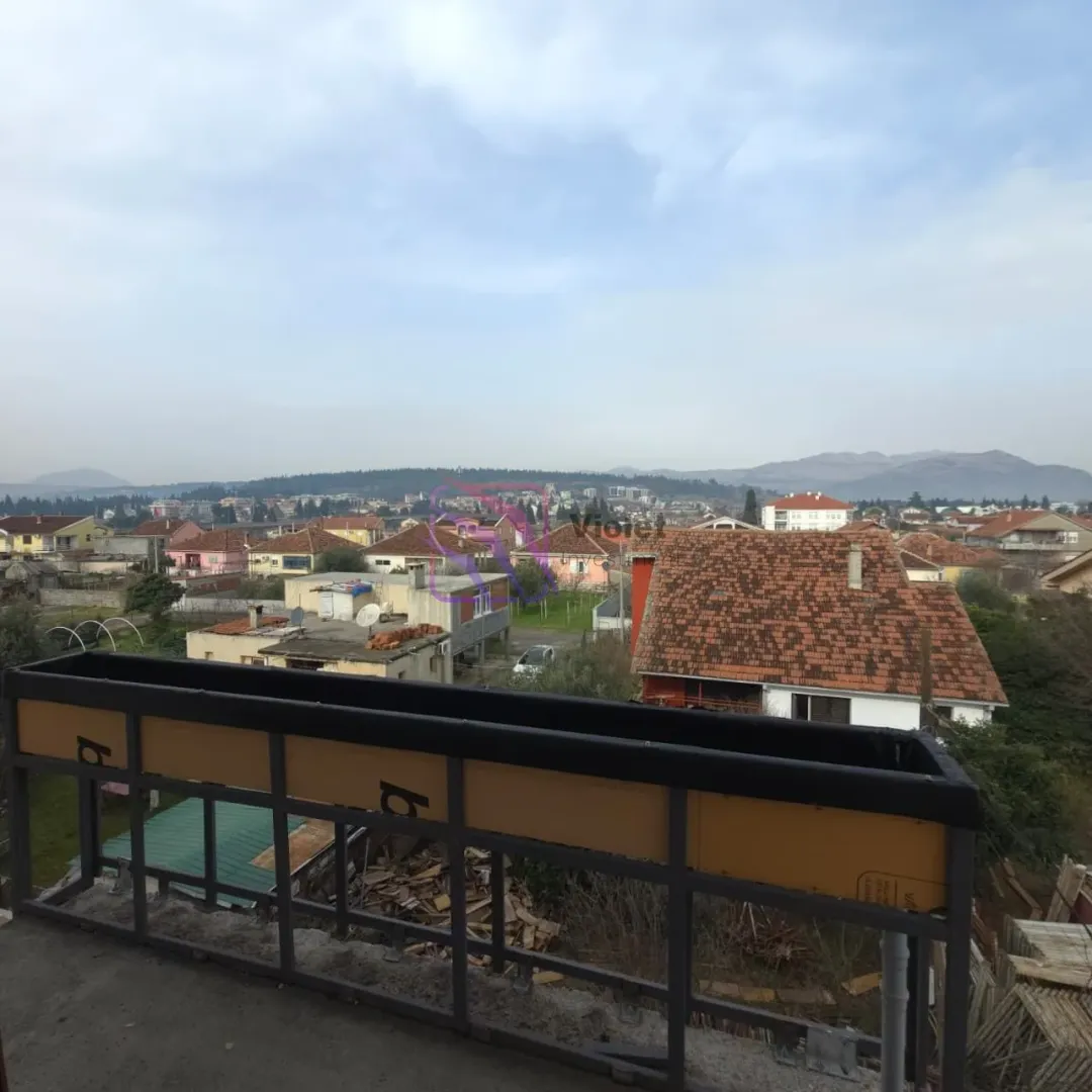 Pogled sa terase na naselje i okolna brda.