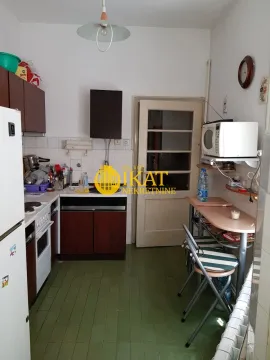 Manja kuhinja sa trpezarijskim stolom i stolicama. - image 9