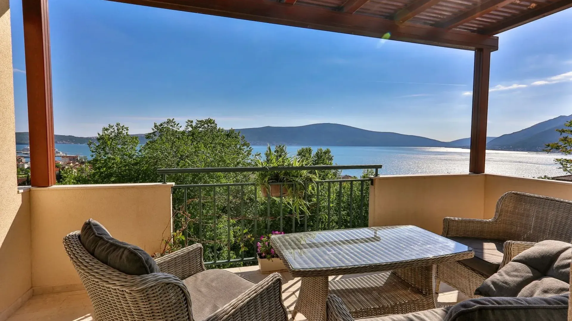 Prodaja, kuća, 240m², Donja Lastva, Tivat