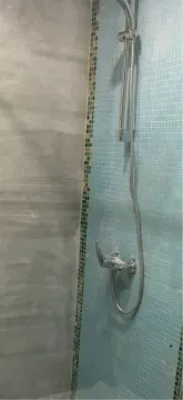 Detalj tuš kabine u moderno opremljenom kupatilu. - image 12